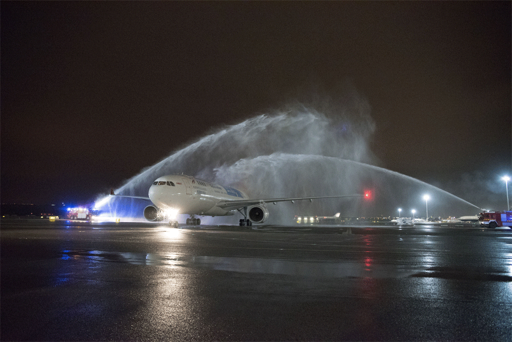 Arco de agua para despedir el primer vuelo a Hangzhou desde Barajas