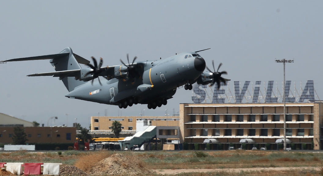 El primer A400M para el Ejército del Aire español hizo su primer vuelo de prueba desde Sevilla.