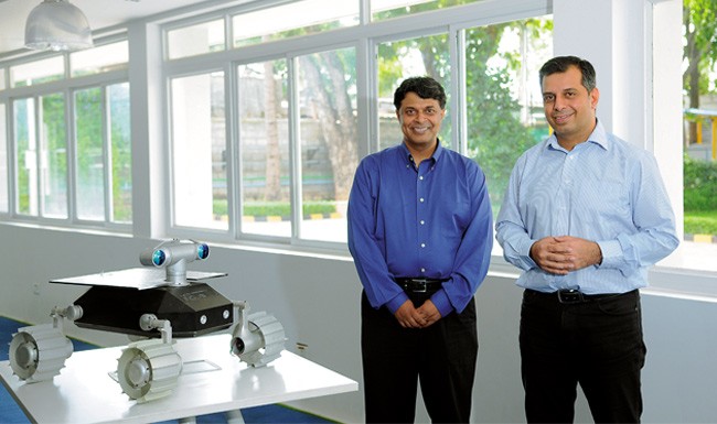 TeamIndus y con el rover que efectuará la misión lunar