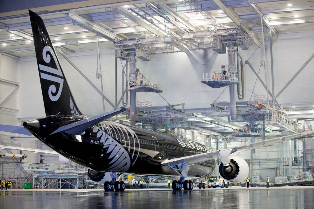 El primer Boeing 787-9 de Air new Zealand en el hangar de pintura.