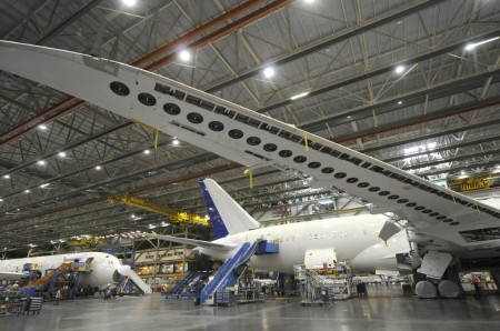 Detalle del ala de un Boeing 787 en la cadena de montaje.