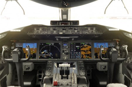 Cockpit de >Boeing 787.» width=»450″ height=»298″></a><figcaption id=