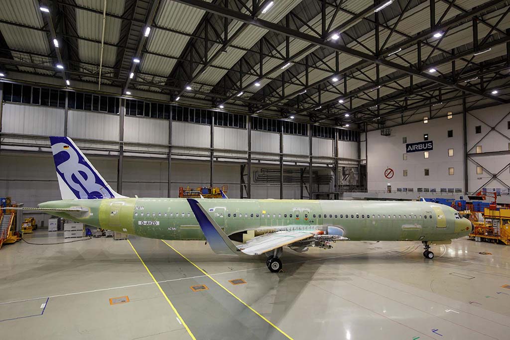 El primer Airbus A321 con la nueva configuración de puertas en uno de los hangares de Airbus en Finkenwerder a la espera de las pruebas en tierra previas a su primer vuelo.
