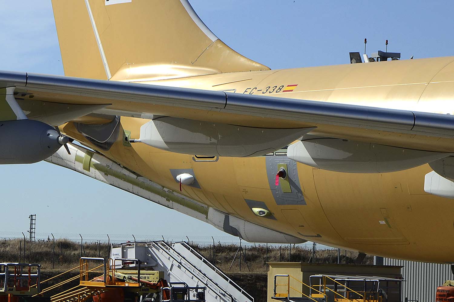 Varios sensores del sistema J-MUSIC de Elbit instalados en la sección trasera del fuselaje de un A330 MRTT.