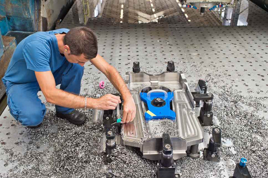 La primera pieza del pilón del A330neo listo para ser retirada de la pieza donde ha sido fabricada a partir de un bloque metálico.