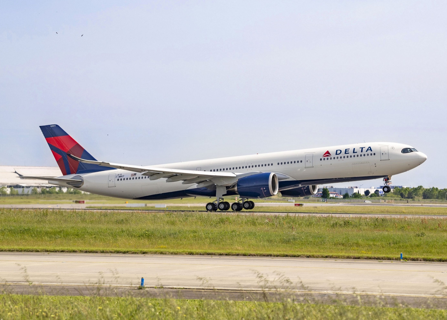 El primer Airbus A330-900 de Delta Despegando en uno de sus vuelos de prueba.