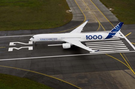Alienando en la cabecera de pista de Toulouse para el primer vuelo del Airbus A350.1000.