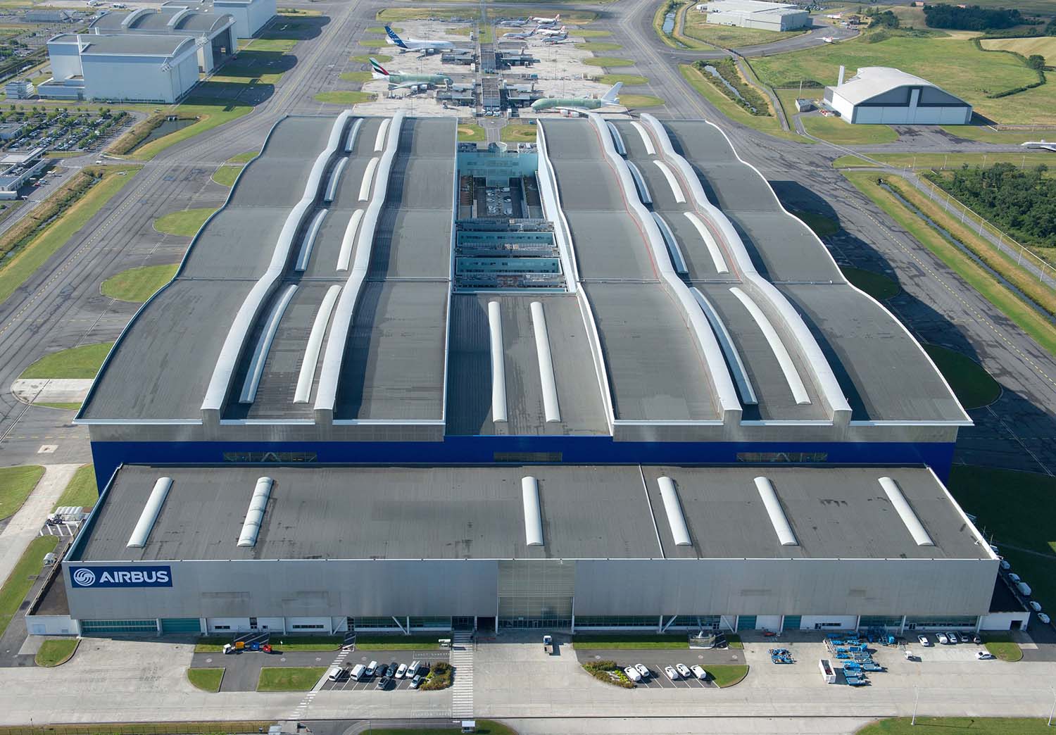 El edificio que alberga la cadena de producción del Airbus A380 visto desde el norte.