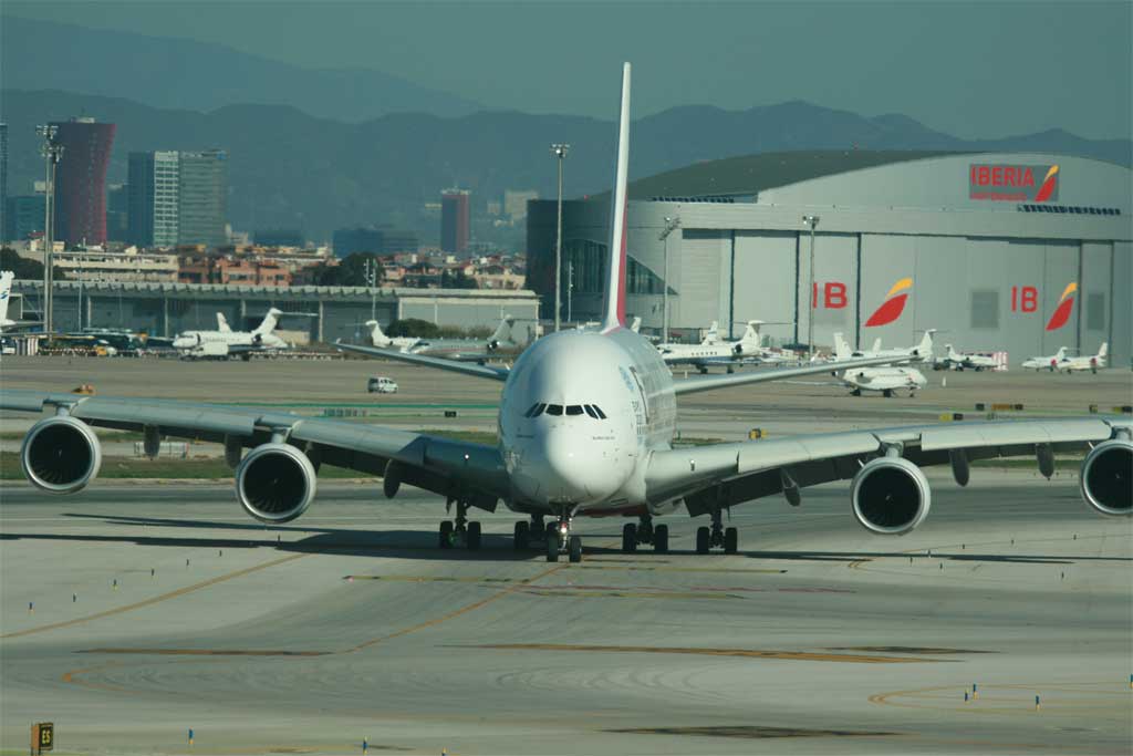 Una imagen que ya será habitual en Barcelona, el A380 de Emirates carreteando