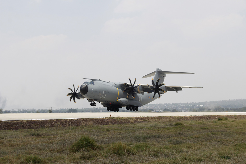 El A400M del Ejército del Aire aterrizando en la Base de Santa Lucía en México