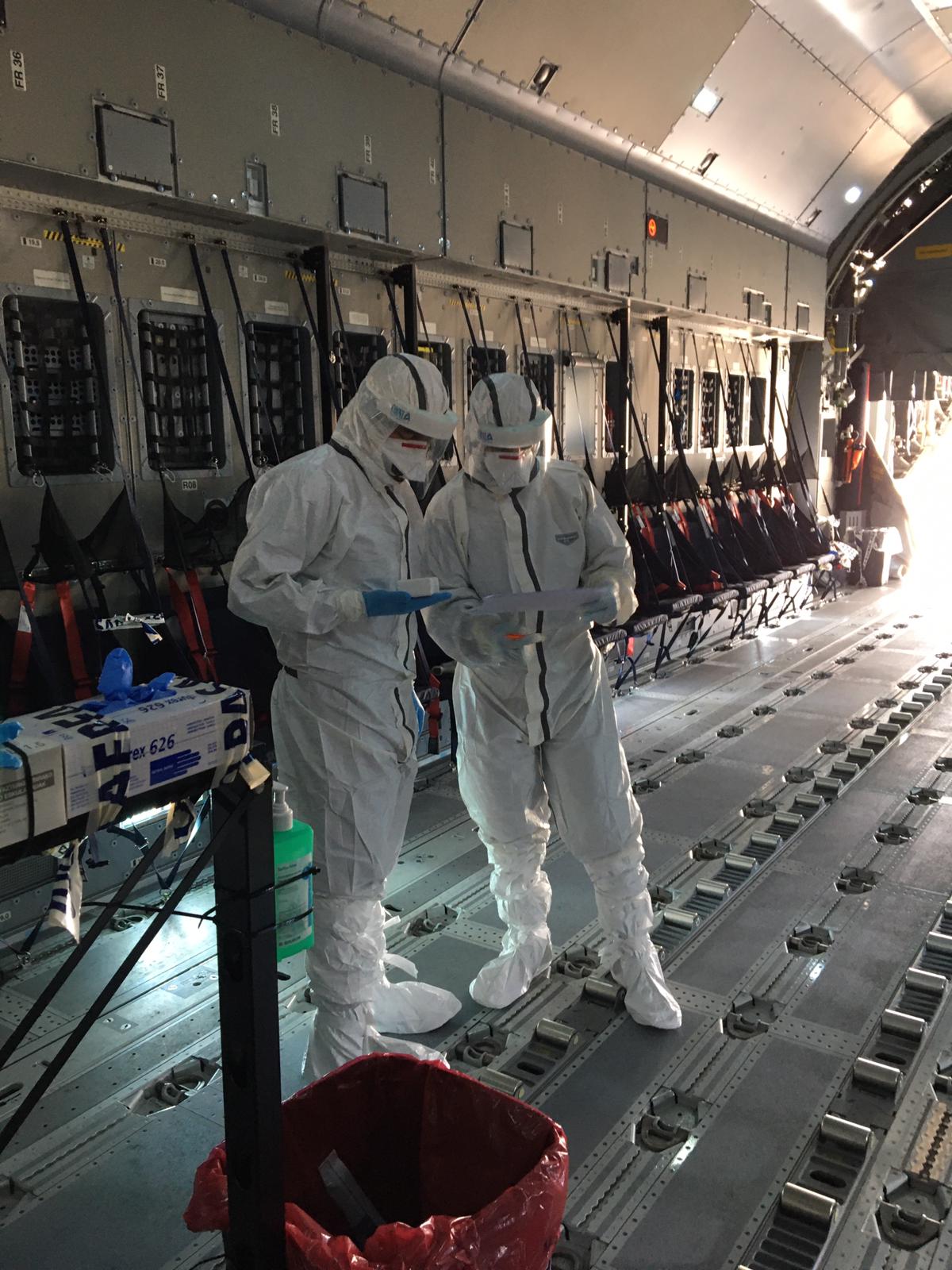 Personal de la Unidad Médica de Aeroevacuación (UMAER) a bordo del A400M.