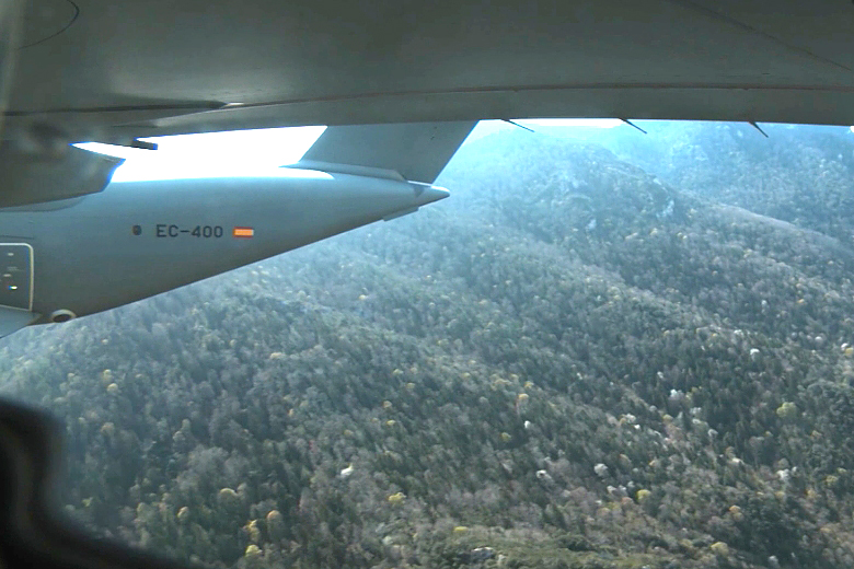 El Airbus A400M durante uno de los vuelos a baja cota en los Pirineos.