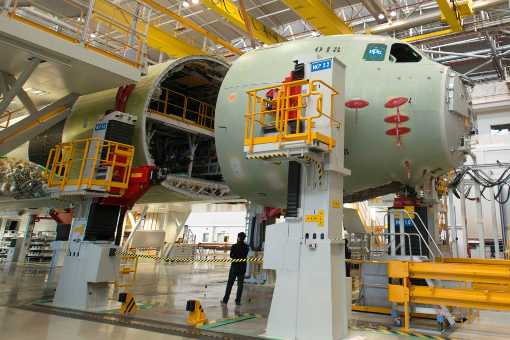 El morro y sección delantera del fuselaje del primer A400M alemán en la FAL de Sevilla.