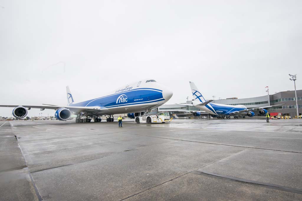 Los dos nuevos Boeing 747-8F de Air Bridge Cargo en el centro de entregas de Boeing antes de iniciar sus vuelos de entrega.