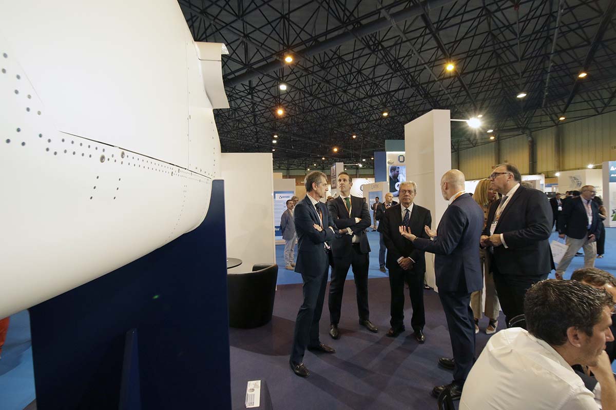 Rogelio Velasco visita el stand de Aernnova tras la inaguración de ADM Sevilla 2022.