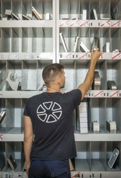 Almacen de piezas producidas por ADM Tech.