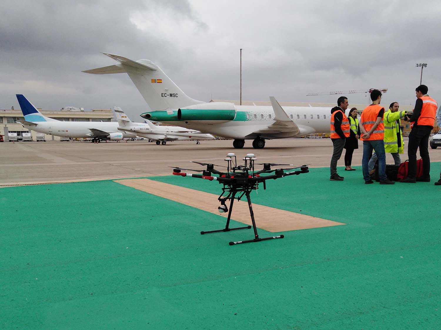 El dron usado para la inspección del campo de vuelos del aeropuerto de Sevilla listo para su vuelo.