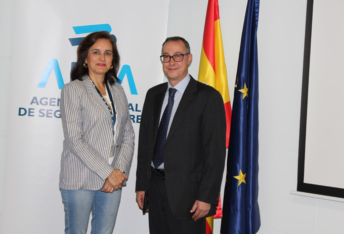 Isabel Maestre, directora general de AESA, con Segundo Sánchez, presidente del Comité Aeroespacial.