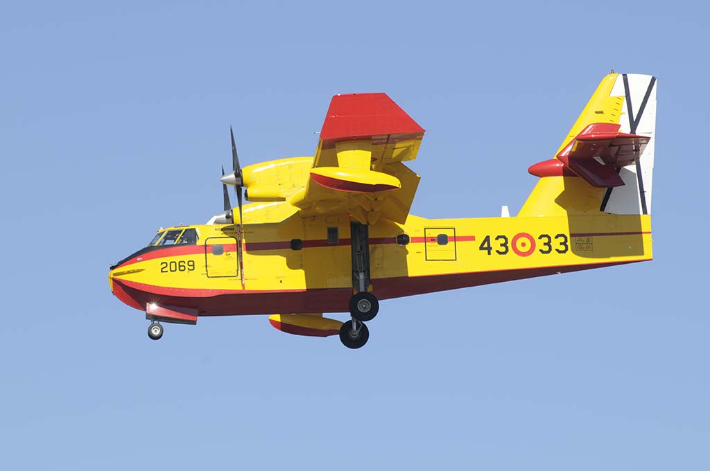 Uno de los cuatro CL.-415 del Ejército del Aire español aterrizando en su base de Torrejón.