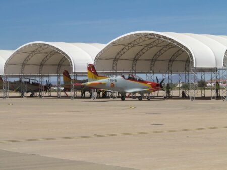 En la plataforma del AGA se están instalando refugios para los PC-21.