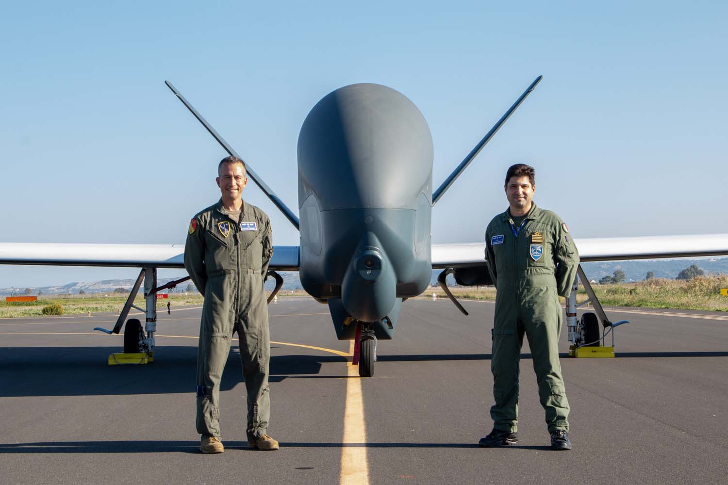 El general de brigada Houston R. Cantwell, jefe de la fuerza AGS de la OTAN y su segundo, el coronel Stefano Bianca frente al quinto RQ-4D tras su llegada a Sigonella.