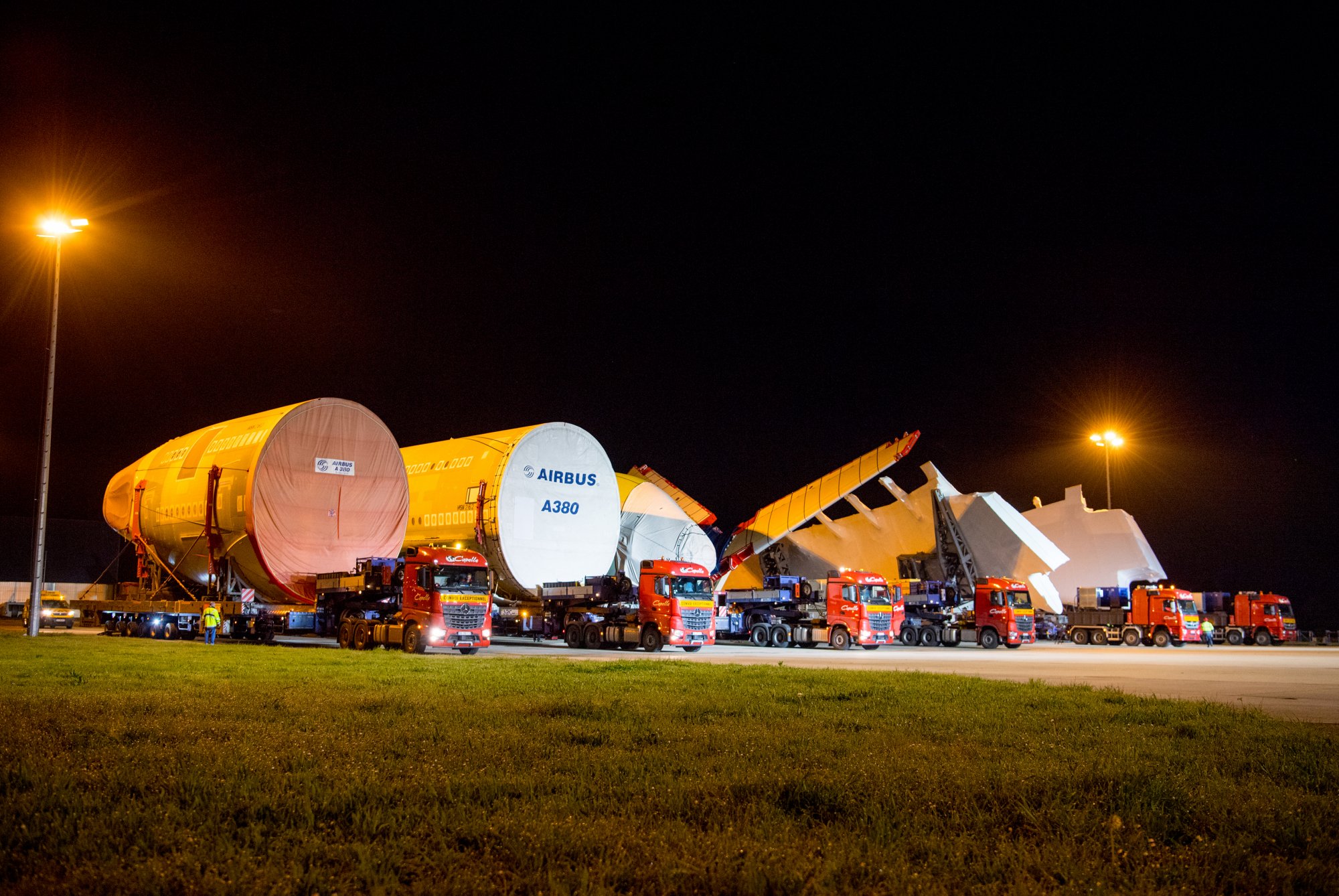El convoy con las secciones del primer Airbus A380 para ANA tras ser desembarcadas en Langon, listas para su viaje de tres noches a Toulouse.