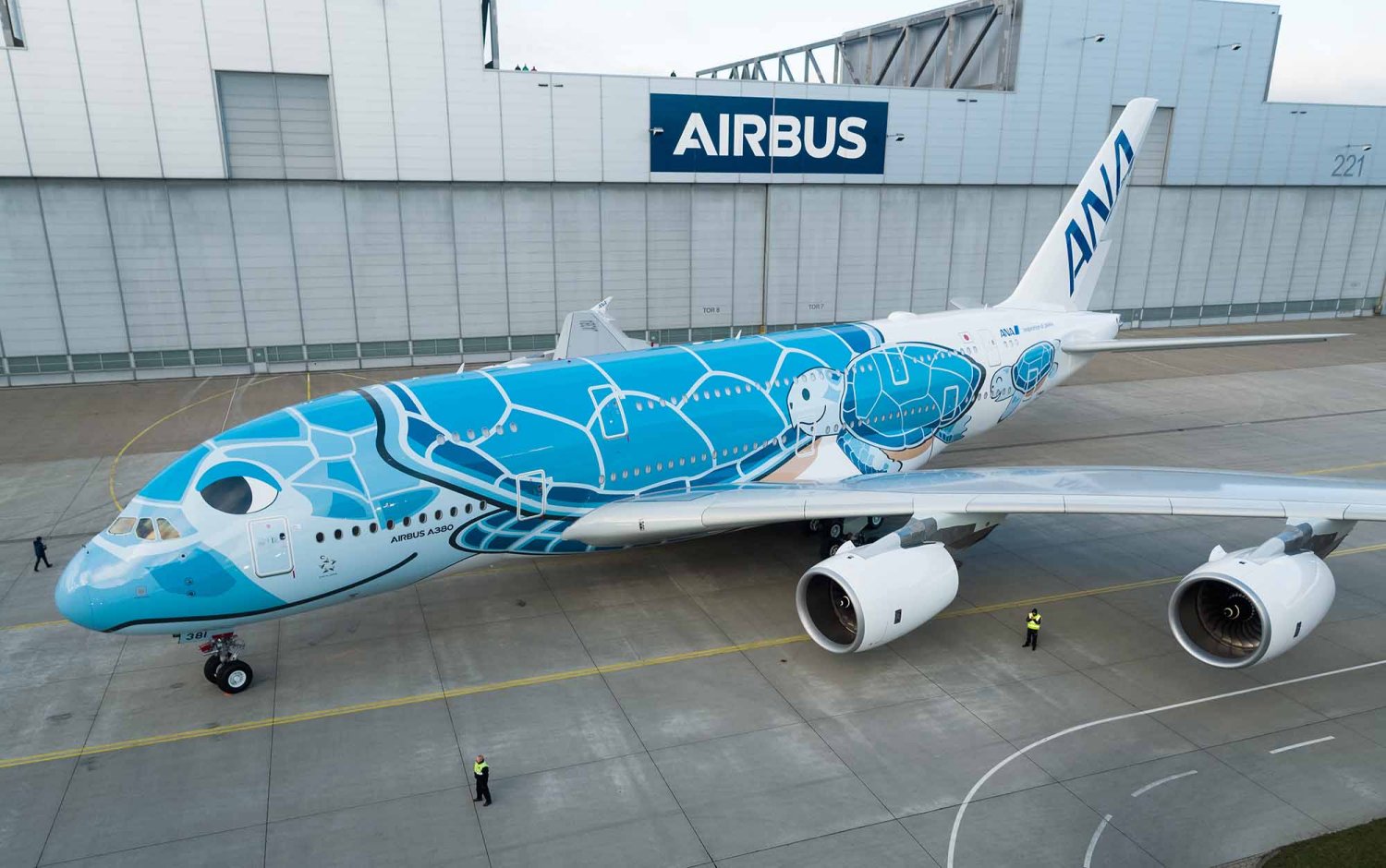 El A380 de ANA frente al hangar de pintura de Airbus en Finkenwerder.