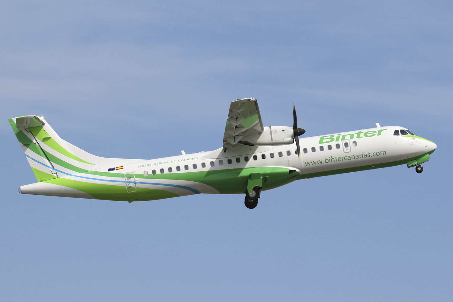 ATR 72 con colores de Binter Canarias.