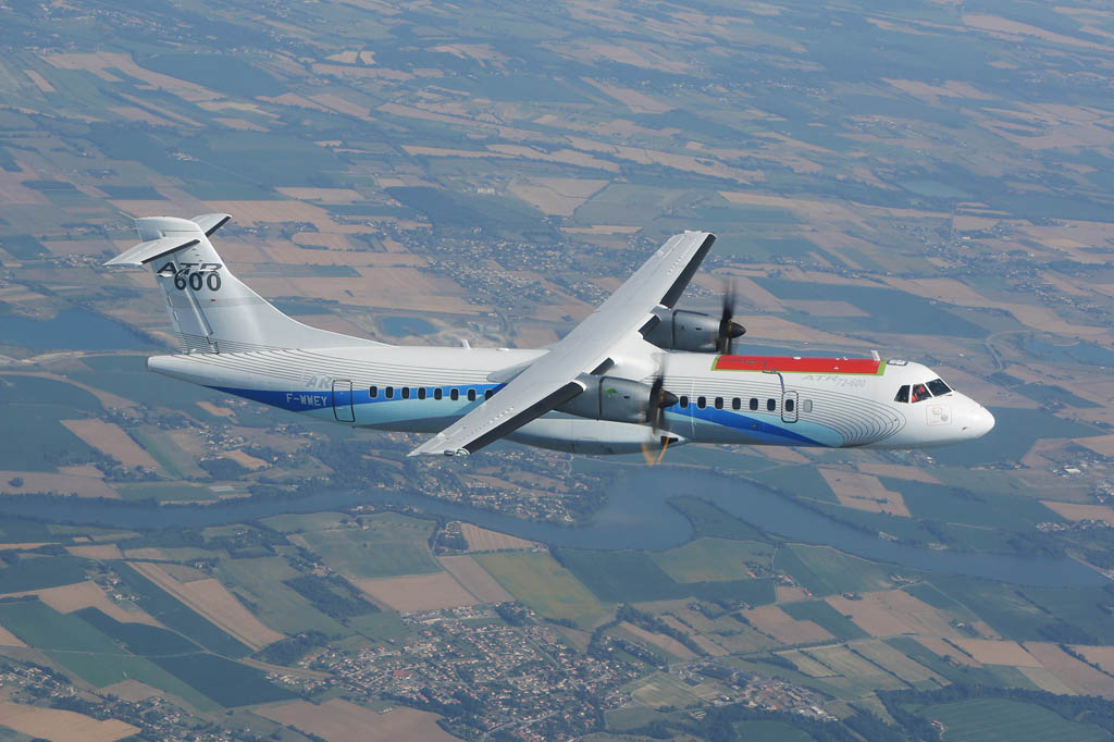 El prototipo del ATR 72-600 durante el primer vuelo de pruebas con el panel de material compuesto (en rojo) con el que han sustituido uno de los originales de aluminio.