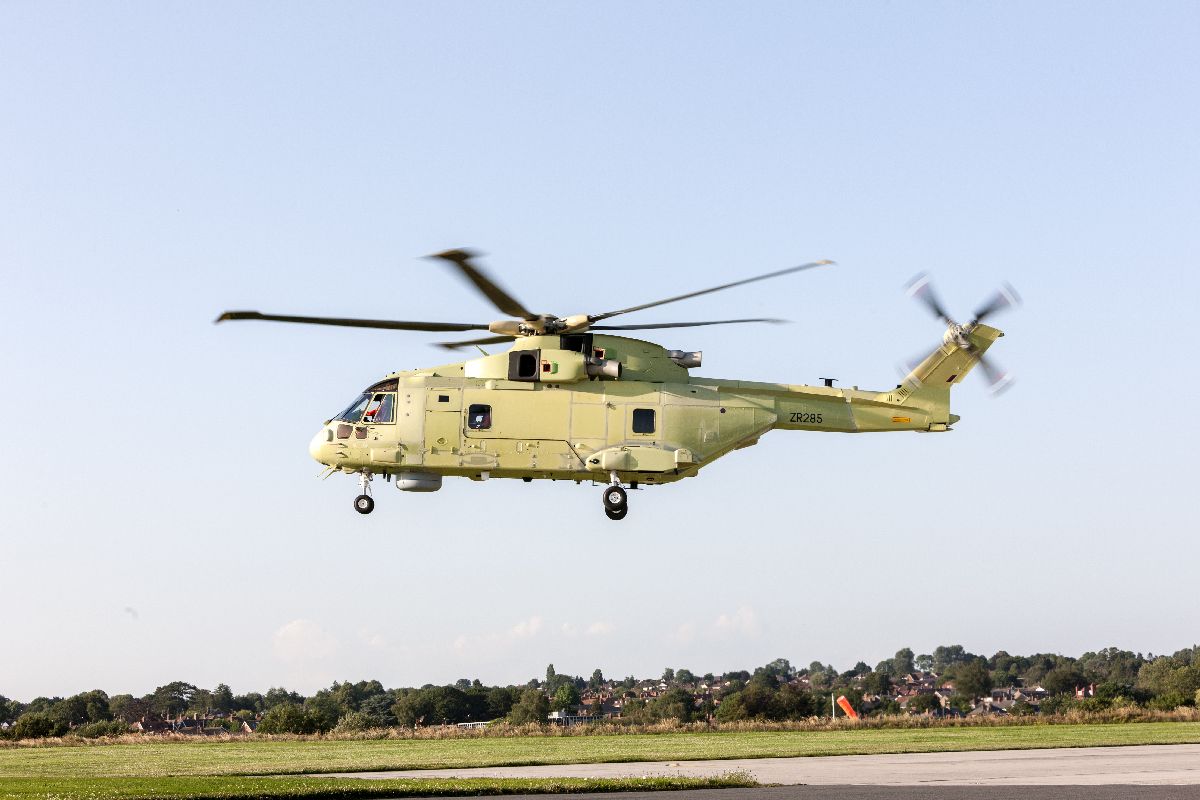 El primer Leonardo AW101 para la Marina polaca durante su primer vuelo.