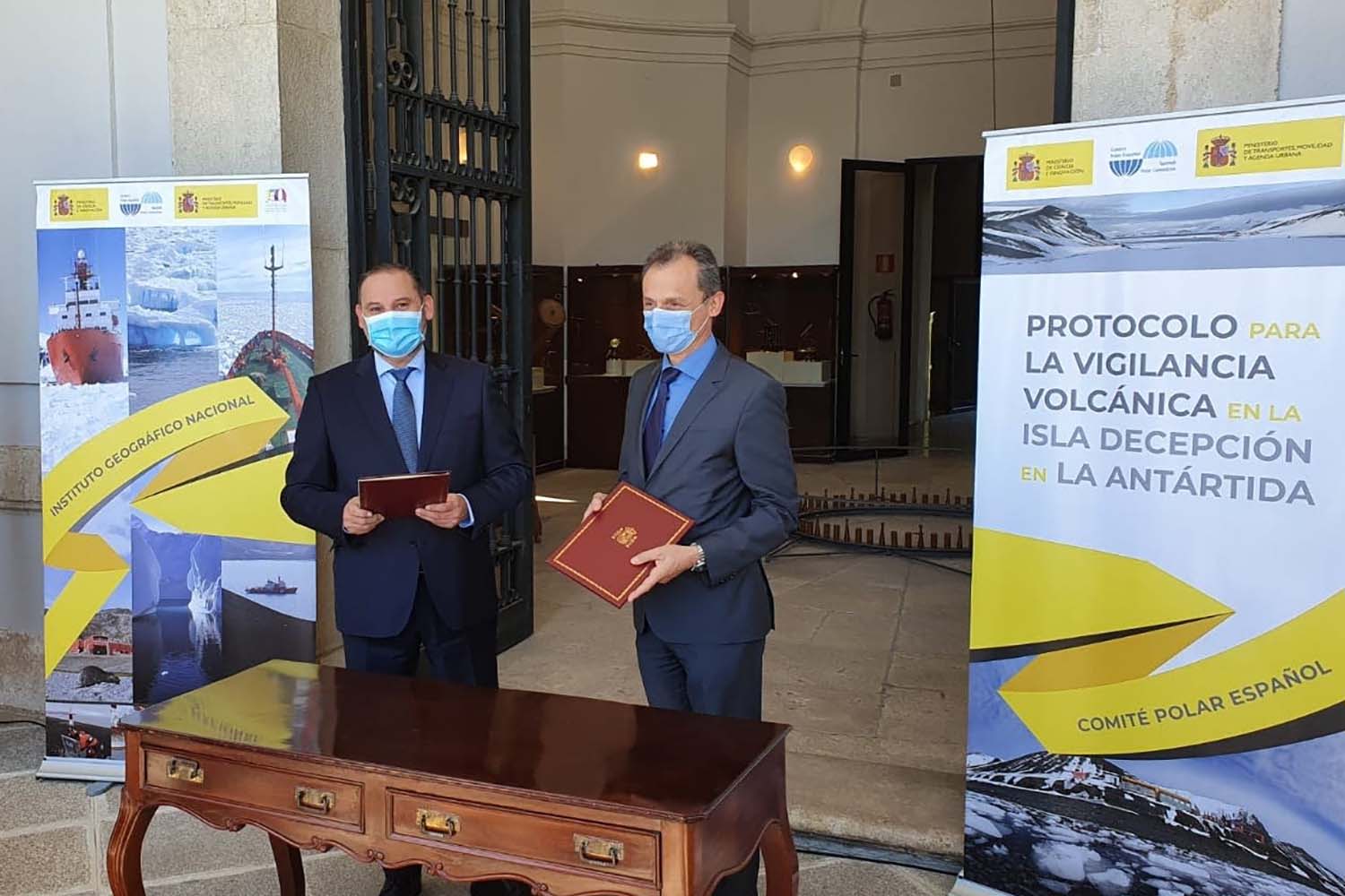 Los ya ex ministros Ábalos y Duque en un acto en el Instituto Geográfico Nacional en 2020.