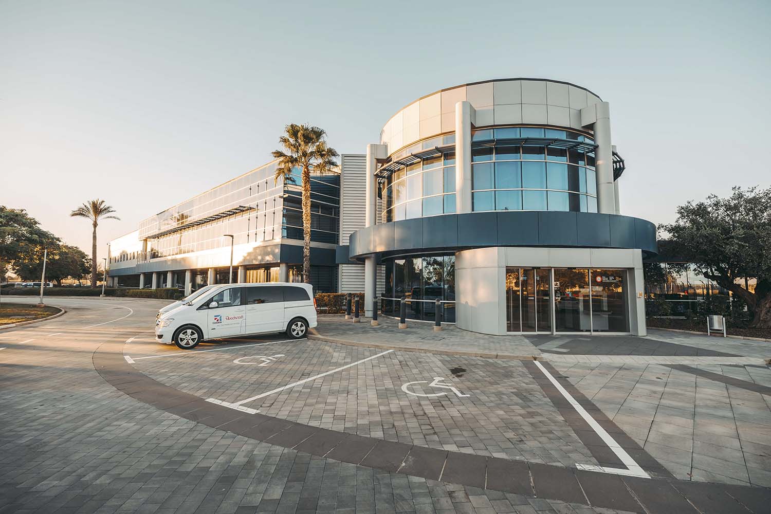 Exterior del edificio que acoge a la Academia de Bell en Valencia, así como a Cessna.