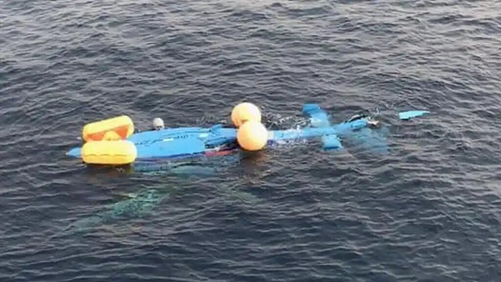 El Dauphin de Aduanas accidentado poco antes de hundirse.