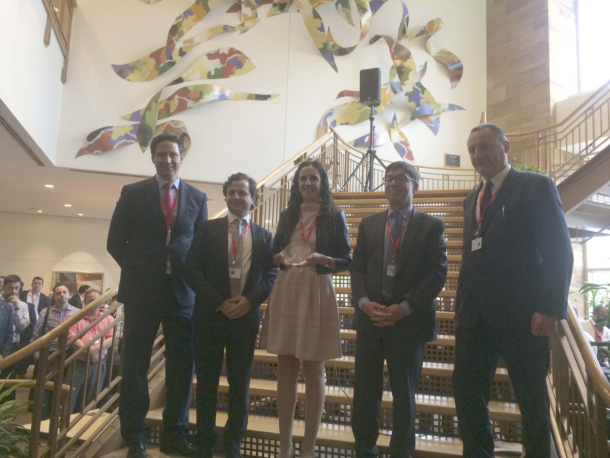 Itziar Díez junto a varios directivos de Aciturri tras recoger el galardón.