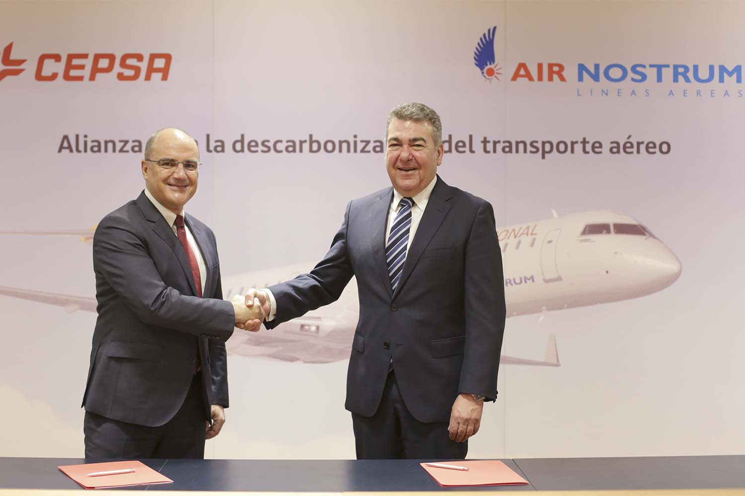 Carlos Barrasa, director de Commercial & Clean Energies de Cepsa y Carlos Bertomeu, presidente de Air Nostrum.