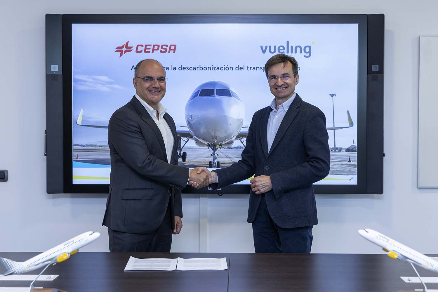 Carlos Barrasa (izquierda) y Marco Sansavini tras la firma del acuerdo.