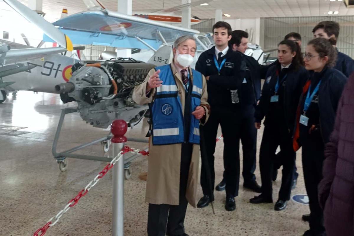Alumnos de Adventia durante su visita del Museo del Aeronáutica y Astronáutica.