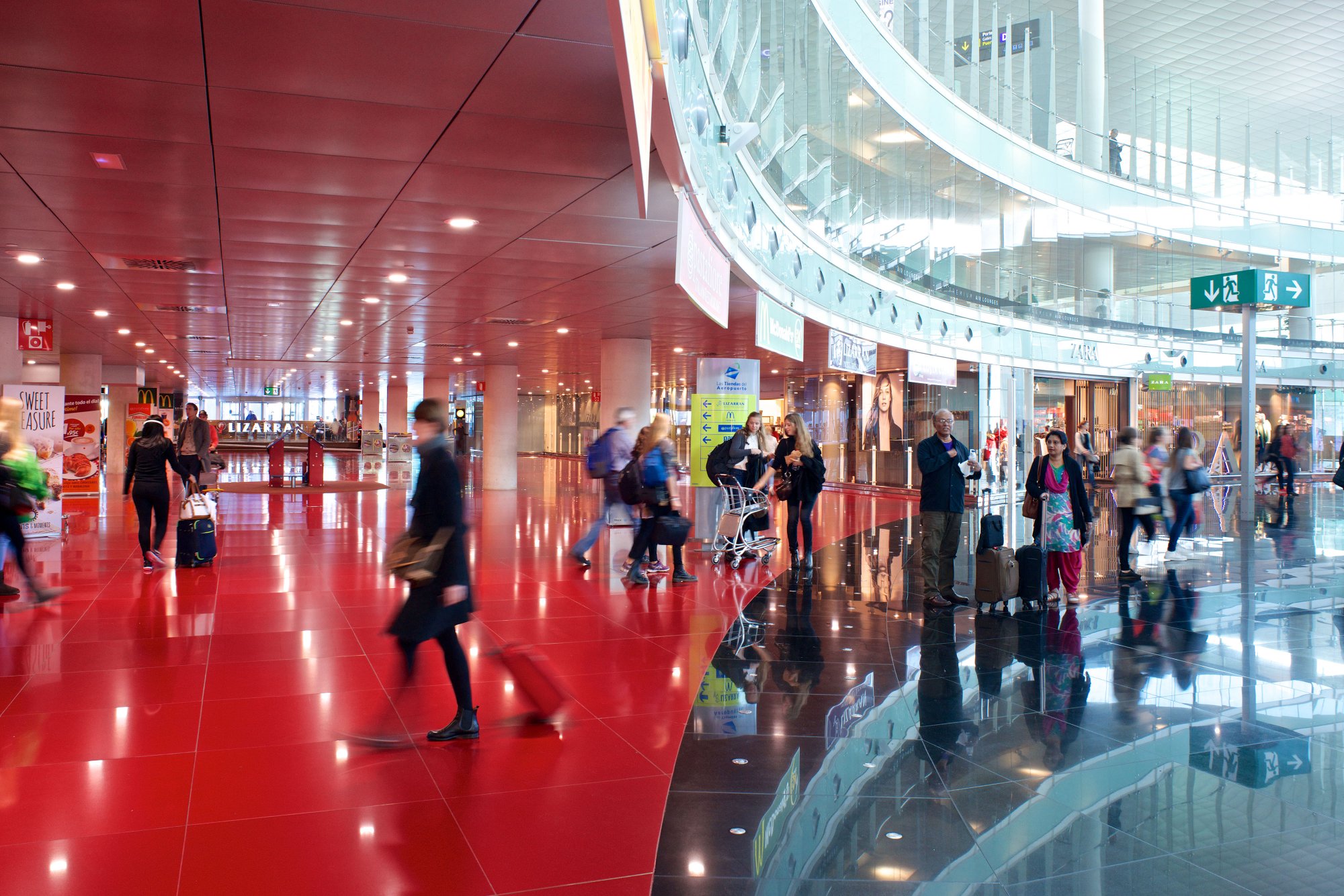 Zona comercial de la T1 del aeropuerto Barcelona El Prat.