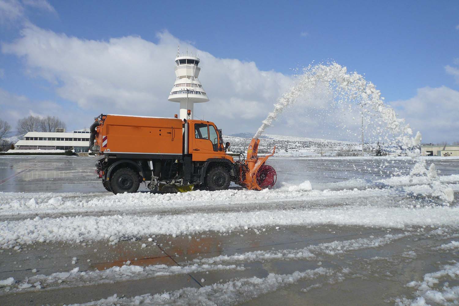 Vehículo para retirada de nieve en el aeropuerto de Vitoria.