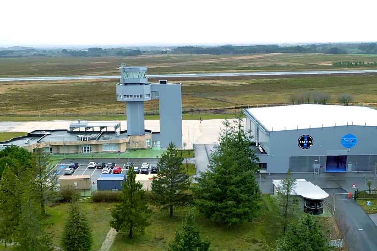 Torre de control e instalaciones del aeródromo de Rozas.