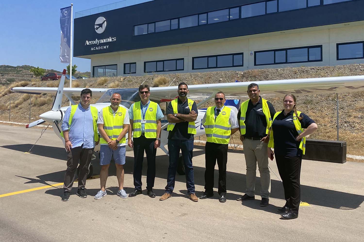 Directivos de Aerodynamics y Falcon Flight Training Academy.