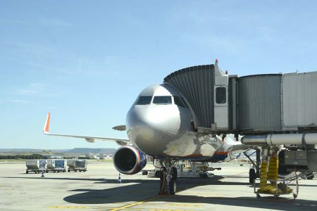 La certificación obtenida por AENA acredita el cumplimiento de la normativa de la Unión Europea para aeropuertos.