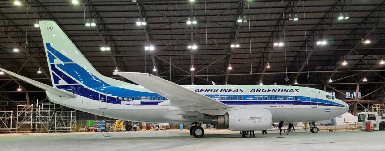 El B-6737 LV-GOO ya con sudecoración retro, si bien la cola difiere del original, donde las bandas azules y las "A" ocupaban más espacio.