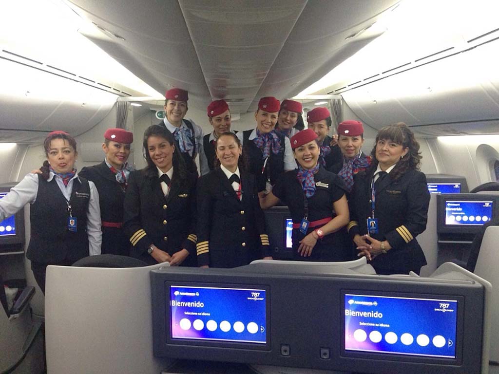 Tripulación de Aeroméxico que cubrió el vuelo entre México y Madrid el Día Internacional de la Mujer