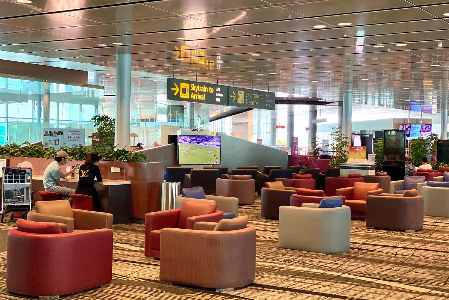 Interior del aeropuerto Changi de Singapur.