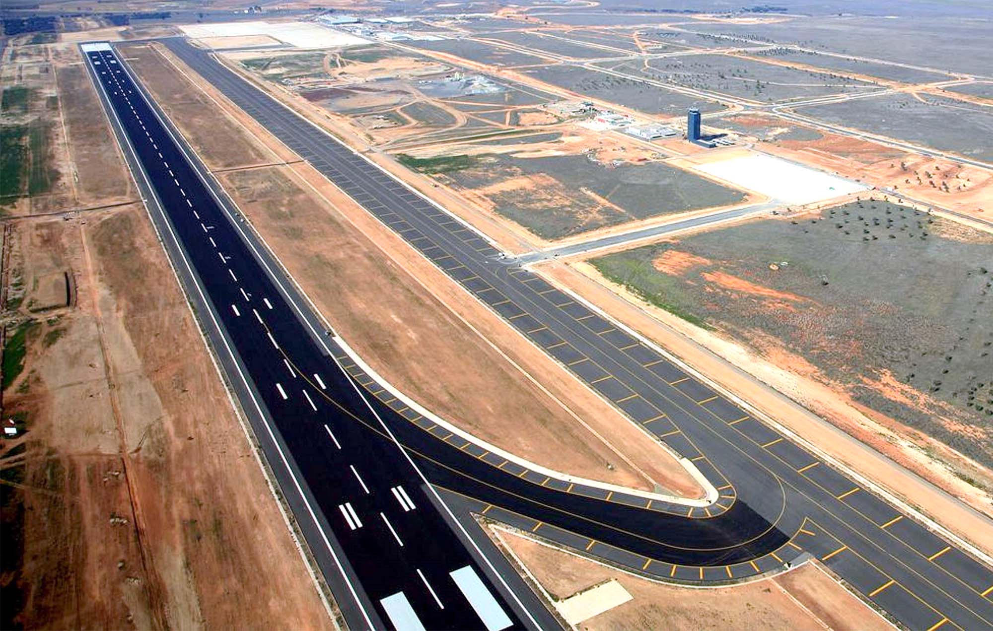 El adjudicatario del aeropuerto de Ciudad Real, la empresa Ciudad Real International Airport, quería convertirlo en un gran centro de mantenimiento y almacenaje de aviones, pero parece no disponer de los medios económicos para hacer frente a las facturas que deben, además de la de compra del aeropuerto.