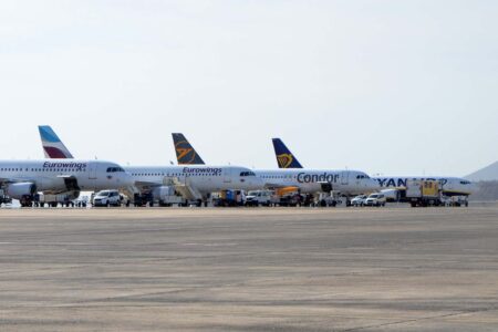 Las aerolíneas protestan por la subida de tasas de Aena, y Lucena les pregunta por sus beneficios.