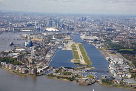 El aeropuerto de London City es uno de los que usan sendas de palneo por encima de los 4,5 grados para que olos aviones puedan mantener la separación vertical con los obstáculos en el suelo.