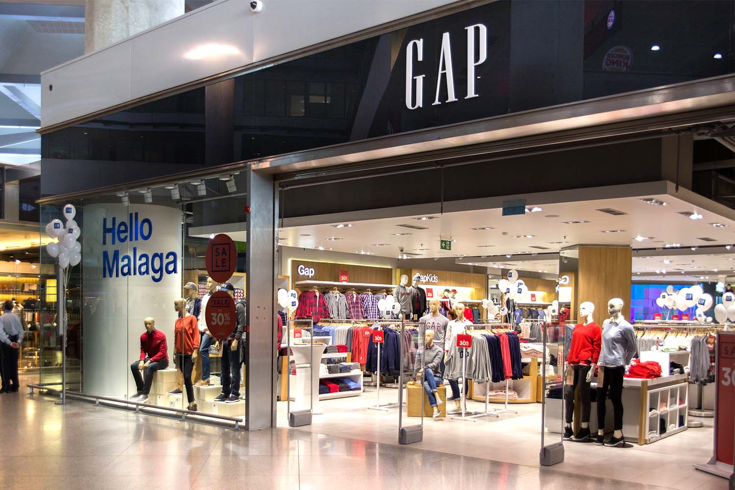 Zona de tiendas en el aeropuerto de Málaga.