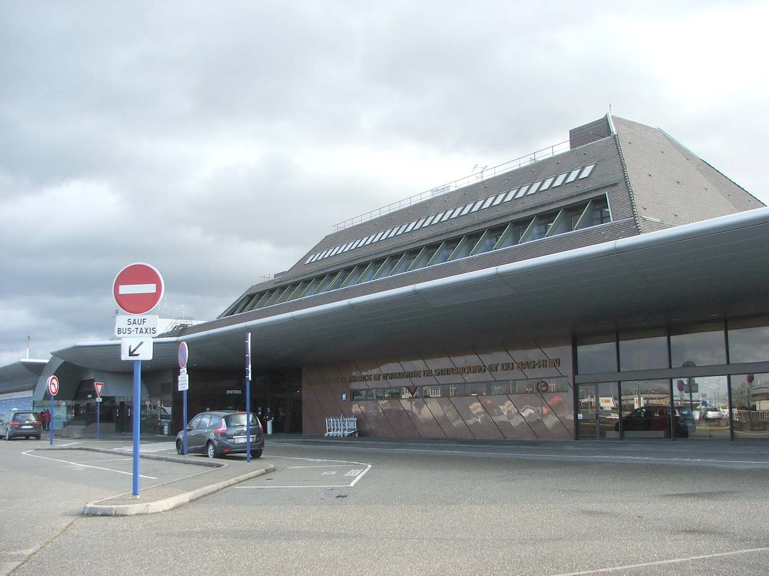Fachada del aeropuerto de Estrasburgo.
